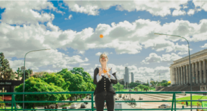 Chancepartout Carina jonglerer med appelsiner